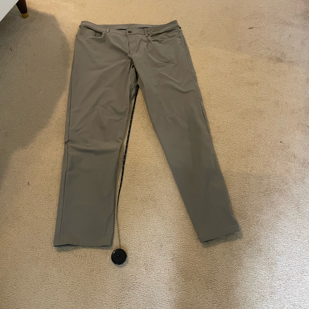 Lululemon men’s gray pants ( tagged ripped out) ( see photos for measurements)